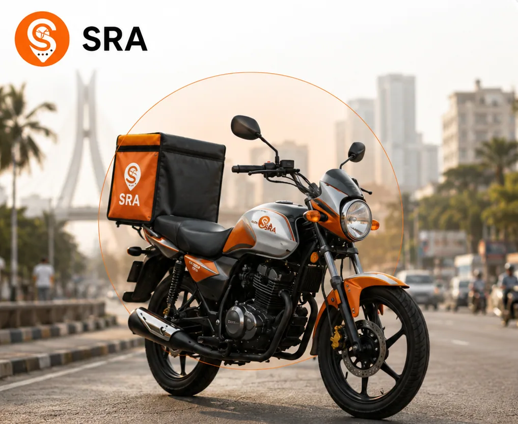Moto aux couleurs de SRA, dans un décor urbain à Abidjan